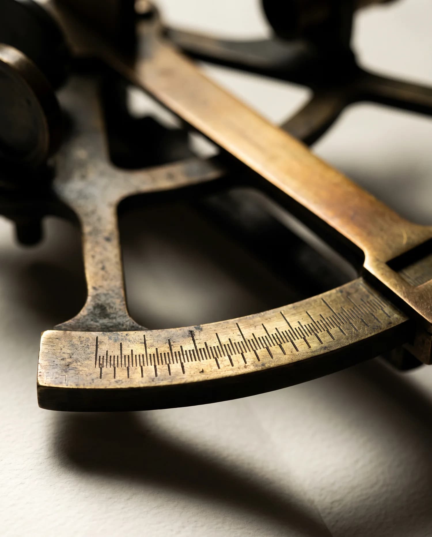 Gegraveerde schaalverdeling op de boog van een sextant