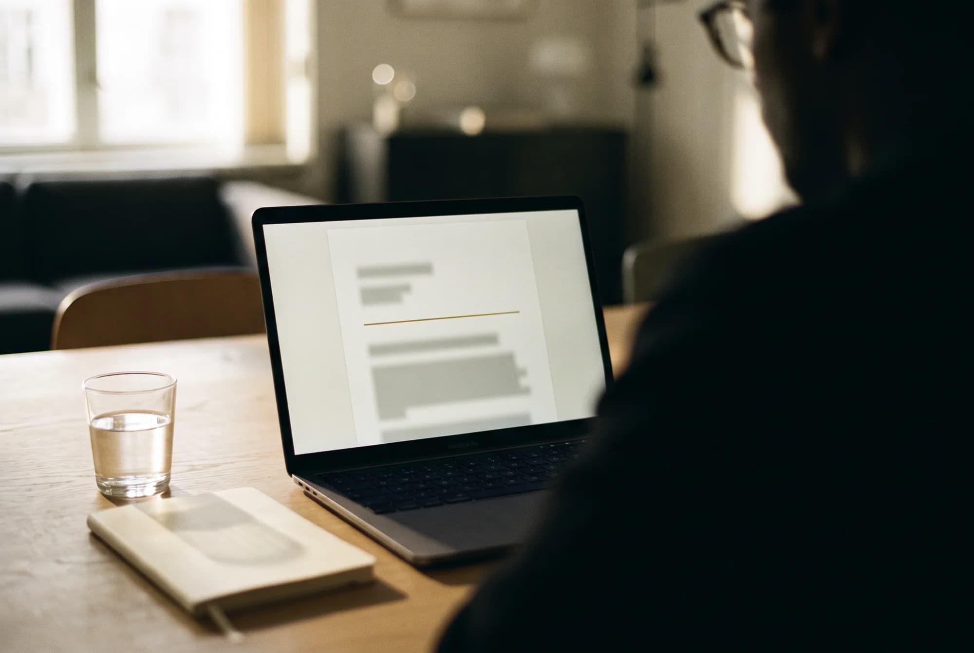 Over de schouder meegekeken op een laptopscherm met een document